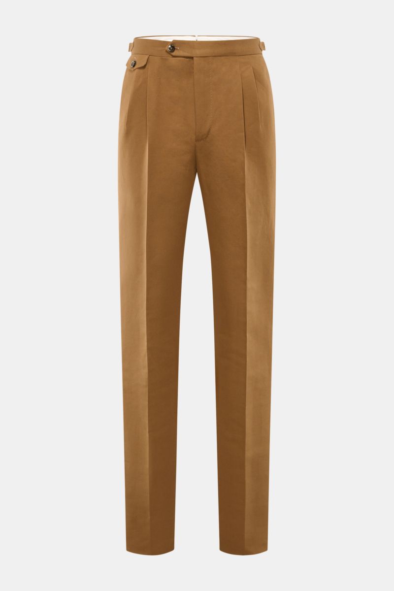 Front view of PT Torino Trousers 'Gentleman Fit' brown, made from a lightweight, slightly robust linen and cotton blend with slim, tapered cut, double pleats, zip and button closure, extended buttoned tab, side adjusters, French pockets, watch pocket with