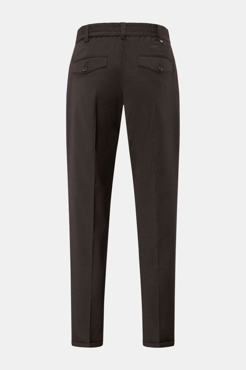 PT Torino Hose 'The Rebel' dunkelbraun in Rückenansicht, knöchellang, mit Bundknopf, Button Fly, französischen und geknöpften Gesäßtaschen, Wolle-Microfaser-Mix.