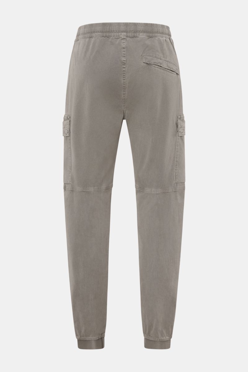 Stone Island Cargo-Jogpants grau, hinten fotografiert, aus elastischer Bio-Baumwolle mit Cargo-Taschen, elastischem Bund und Kompass-Badge.
