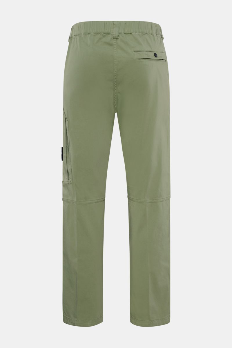 Stone Island Cargohose oliv von hinten, kurze Regular Fit Hose aus leicht elastischer Bio-Baumwolle mit Cargo- und Gesäßtasche, Druckknöpfen und Kompass-Badge.