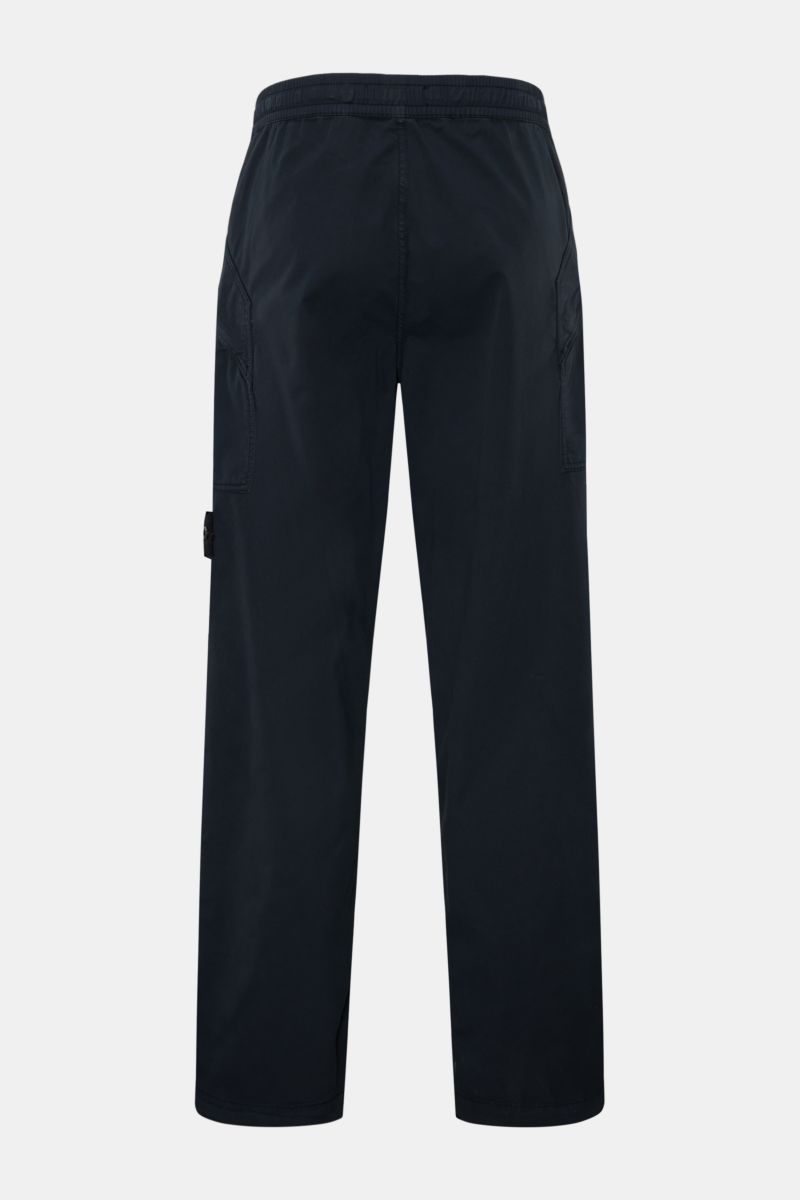 Stone Island Joggpants navy von hinten, leger geschnittene Baumwollhose mit elastischem Bund, Tunnelzug, Reißverschluss, aufgesetzten Taschen und Kompass-Badge.
