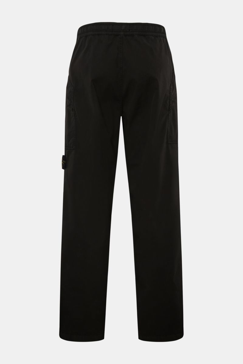 Stone Island Joggpants schwarz, hinten fotografiert, Regular Fit aus leicht elastischer Baumwolle mit elastischem Bund, Reißverschluss, Taschen und Kompass-Badge.