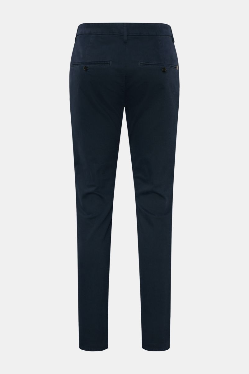 Dondup Chino 'Gaubert' navy, slim Fit, elastische Baumwolle, Rückansicht mit schmal geschnittener Wade, französischen Taschen, Knopf-Gesäßtaschen, Metall-Initial.