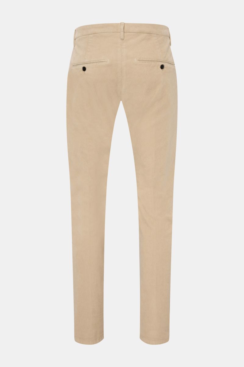 Dondup Cordhose 'Gaubert' beige aus feinem Baumwoll-Cord mit leichtem Stretch, schmal zulaufend, Rückansicht mit Taschen und Metallinitial.