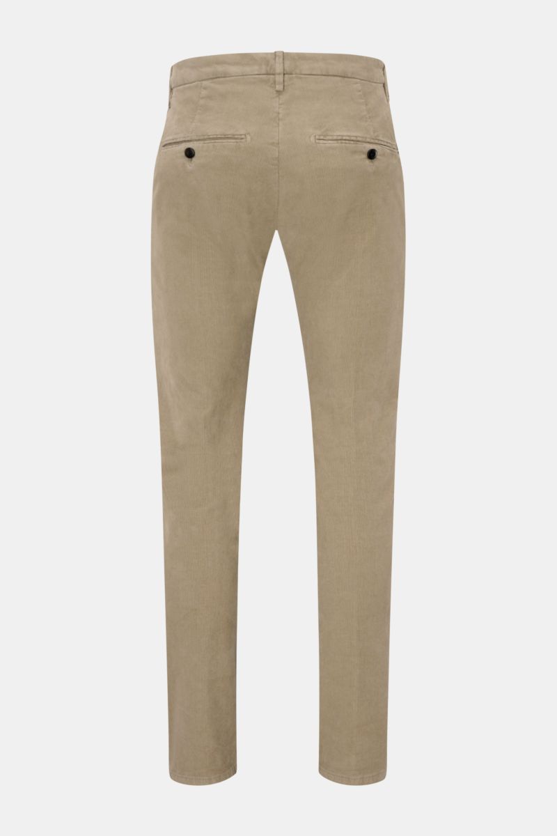 Dondup Cordhose 'Gaubert' taupe, feiner Baumwoll-Feincord mit Stretch, Slim Fit, schmal zulaufend, Rückansicht mit Knopf-Gesäßtaschen.