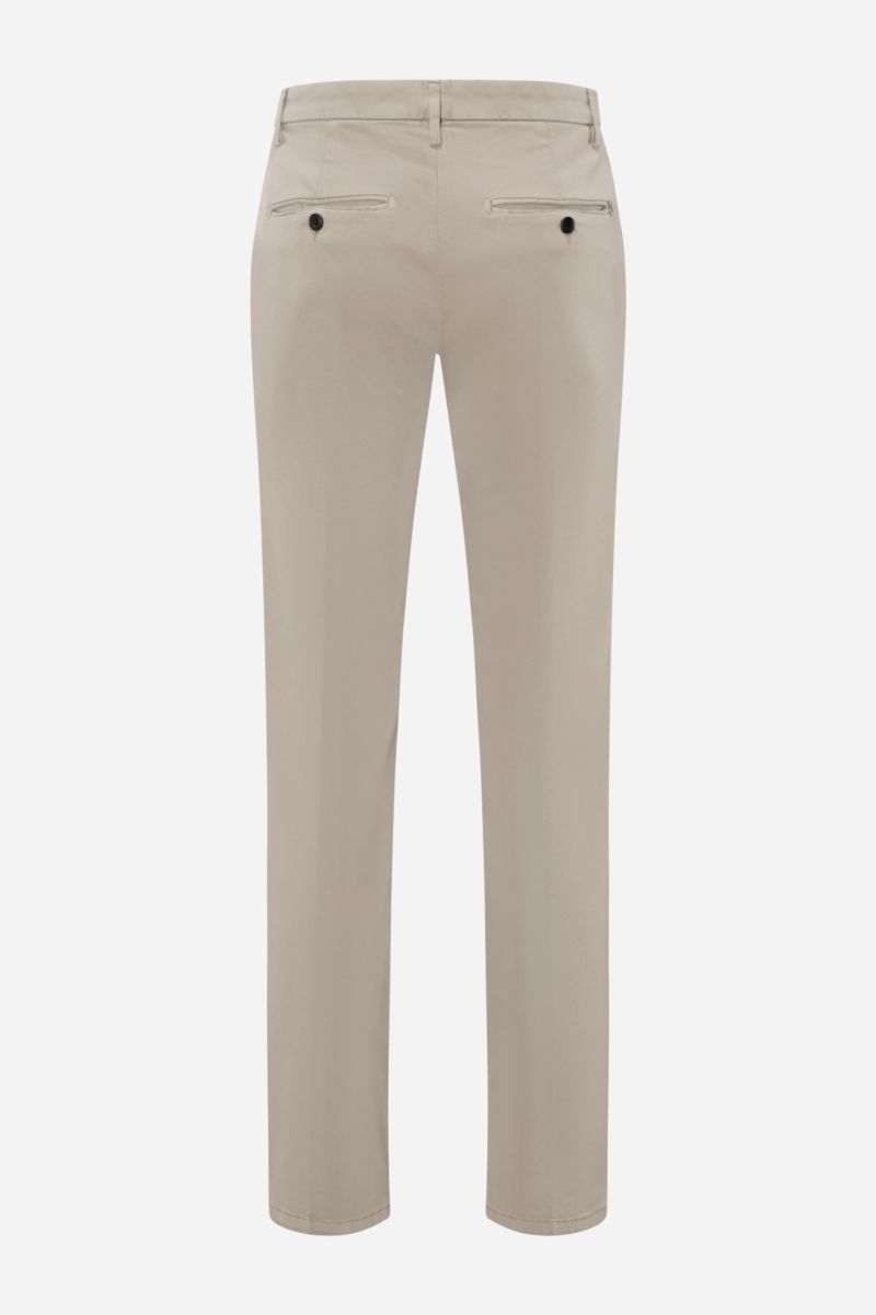 Dondup Hose 'Gaubert' grau, slim Fit Baumwollhose mit schmaler Wade, elastischem Stoff, französischen Taschen, Knopf-Gesäßtaschen, Rückansicht.