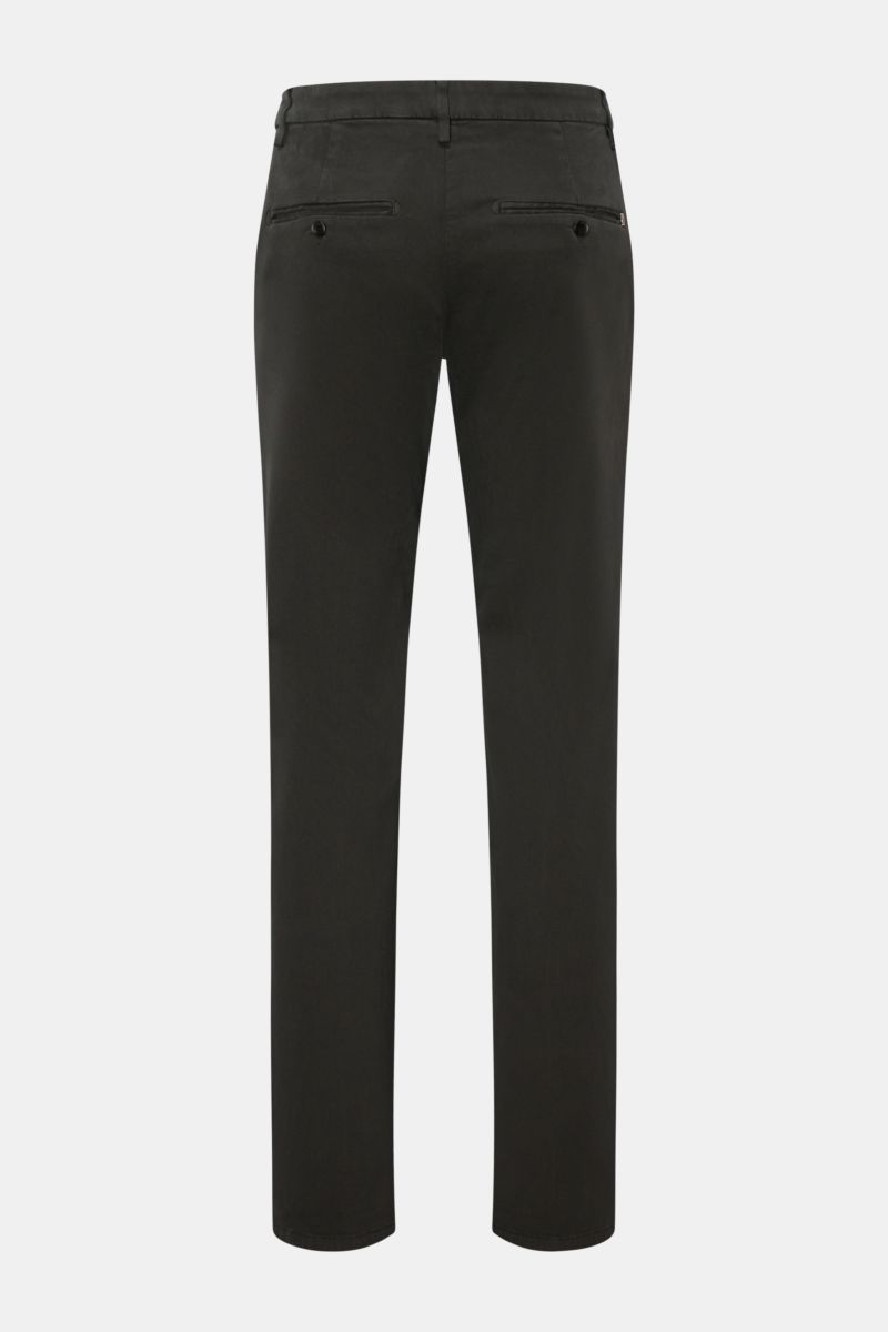 Dondup Hose 'Gaubert' schwarz, schmal geschnitten, aus elastischem Baumwoll-Mix, Rückansicht mit französischen Taschen und Metall-Initial.