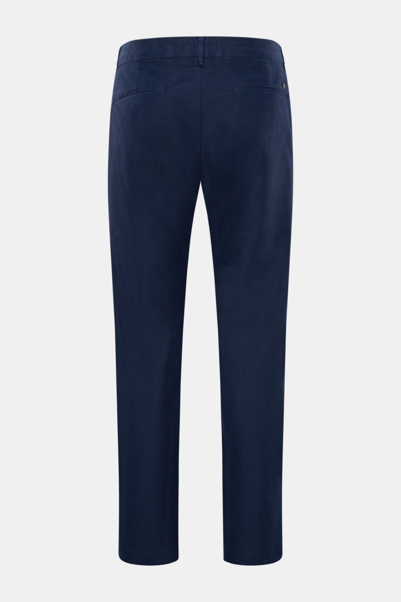 Closed Baumwollhose 'Clifton' navy von hinten, Regular Fit, leicht schmal zulaufend, aus Baumwolle mit Stretch, weicher Griff, garment dyed, Reißverschluss, Bundhaken, französische Taschen, Leistentaschen am Gesäß.