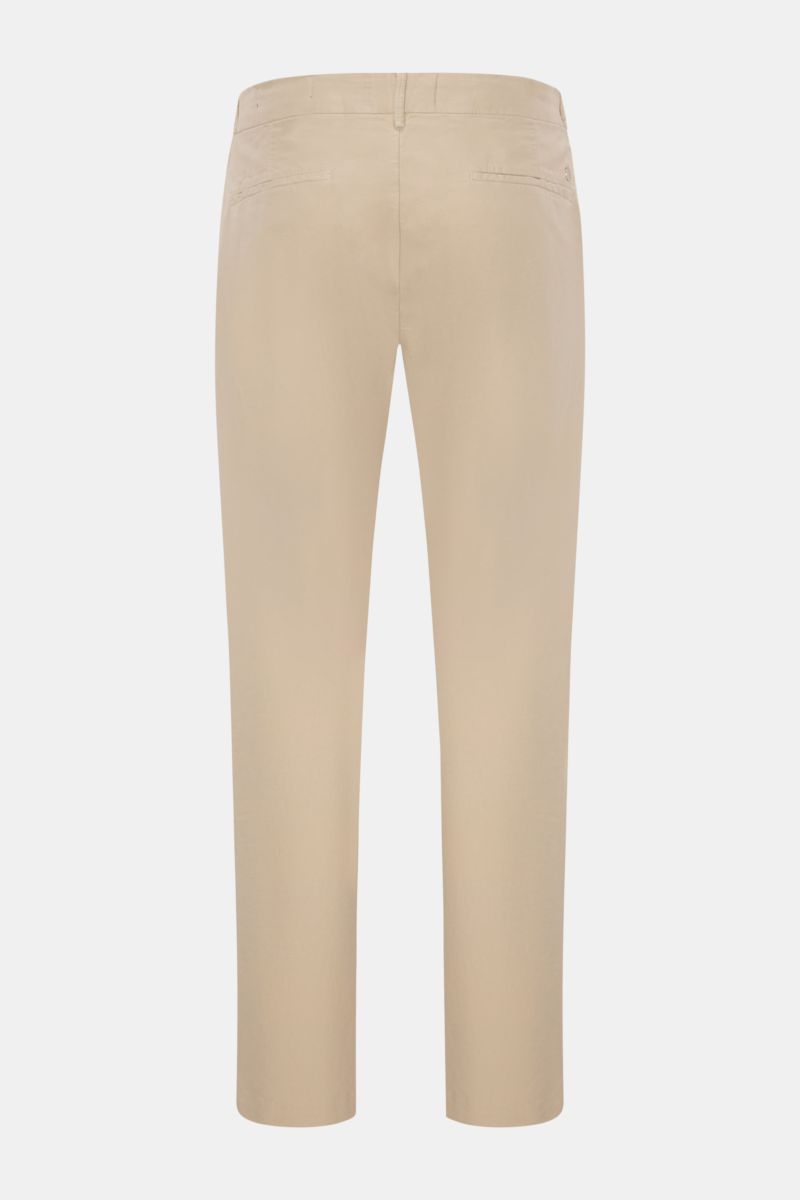 Closed Baumwollhose 'Clifton' sand, Rückansicht, Baumwolle mit Stretch-Anteil, weicher Griff, garment dyed, Regular Fit, leicht schmal zulaufend, Reißverschluss, Bundhaken, französische Taschen, Leistentaschen am Gesäß.