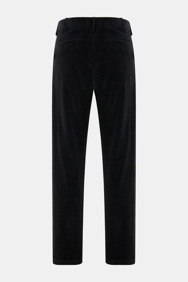 Closed Cordhose 'Bergen Tapered' schwarz, Rückansicht, aus weichem, leicht elastischem Baumwollcord, schmal zulaufend, mit paspelierten Gesäßtaschen und doppelter Bundfalte.