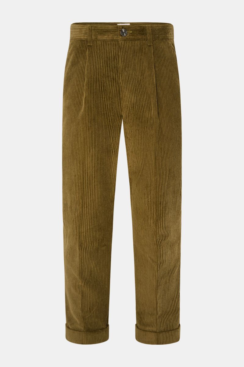 Front view of Ami Paris Cordhose oliv, olive green tapered corduroy pants with button fly, high waist, classic pleat, and cuffed hems.

Description: Mit lässiger Eleganz und französischem Esprit verleiht diese Karottenhose von AMI PARIS jedem Auftritt 