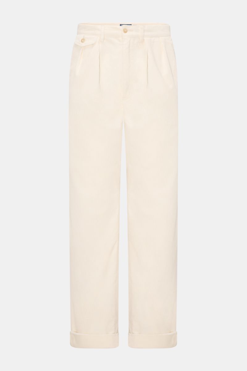 Front view of Polo Ralph Lauren Cordhose creme, a tapered fit cream cotton corduroy pant with pleats, French pockets, buttoned back pockets, zip and button closure, cuffed hems, and a small weblabel on the waistband. Vielseitiger Klassiker für stilvolle H