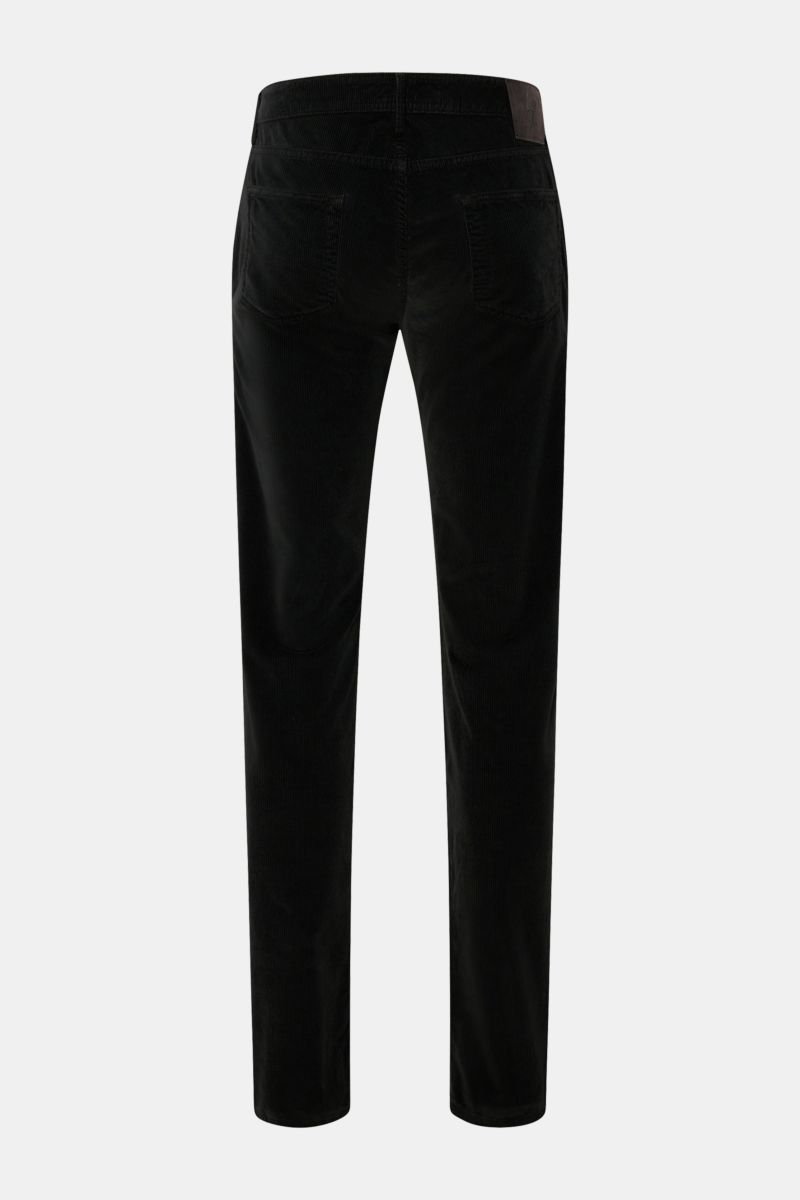 HandPicked Cordhose 'Parma' schwarz aus Baumwoll-Modal-Cord, slim Fit, schmal zulaufend, Rückansicht mit französischen Taschen und Leather Patch.
