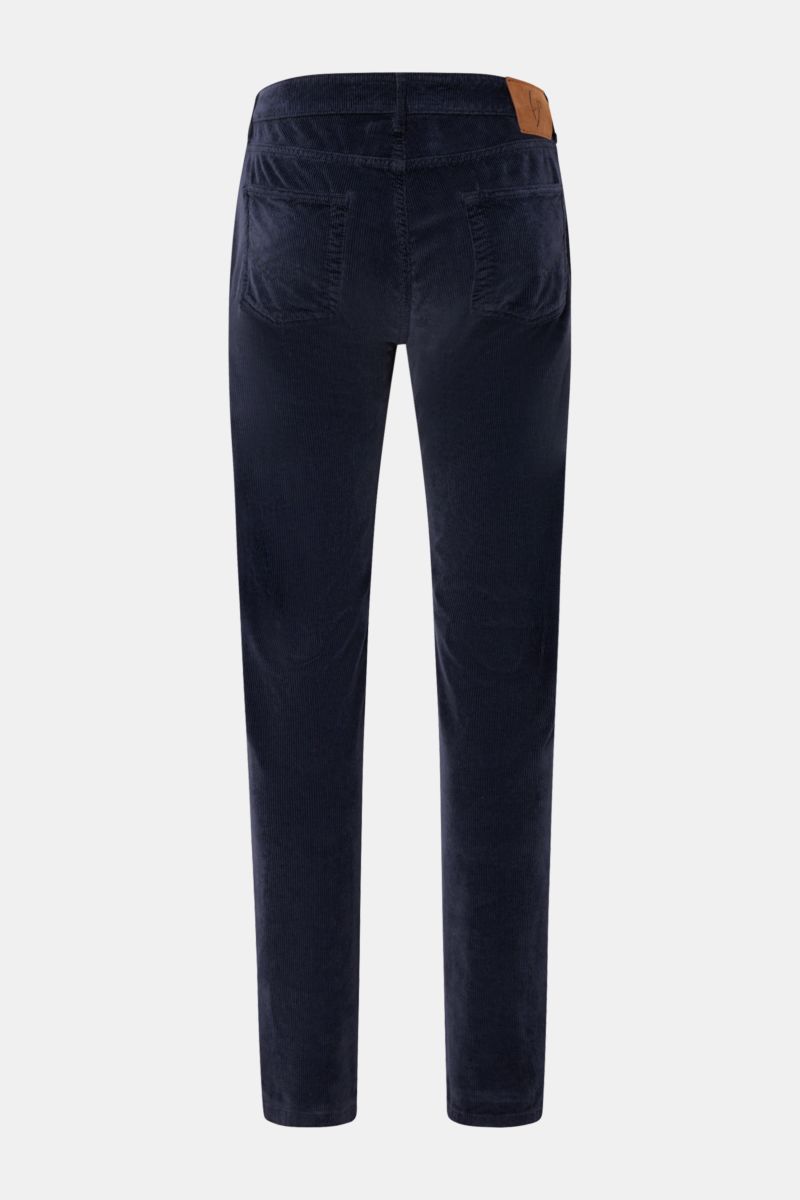 HandPicked Cordhose 'Parma' navy, Slim Fit, schmal zulaufend, Cord aus Baumwolle und Modal, Rückansicht mit Taschen, Leather Patch, Button Fly.