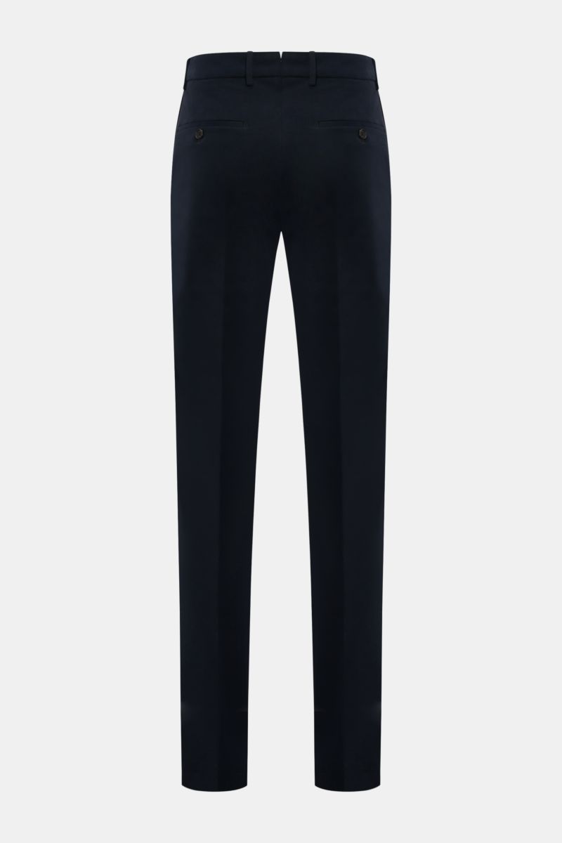 Rear view of Incotex Chino 'High Comfort' navy slim fit trousers with part-elastic waistband, French pockets, and buttoned welt back pockets. Wenn Eleganz auf unsichtbaren Komfort trifft, entsteht die Chino 'High Comfort' von INCOTEX. Ihr im Inneren ve