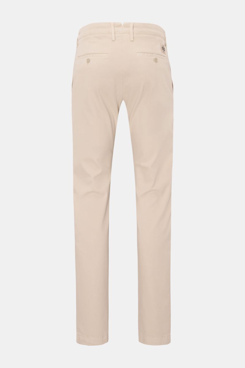 Jacob Cohen Chino 'Bobby' beige, schmal zulaufend, aus elastischem Baumwoll-Lyocell-Twill, Rückansicht mit niedriger Bundhöhe, Knopf-Gesäßtaschen, französischen Taschen.