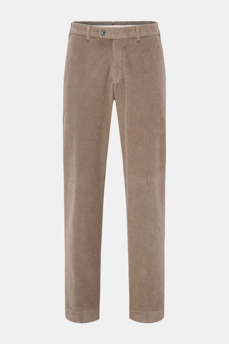 Hiltl Cordhose 'Parma' taupe aus samtigem Baumwollcord, Regular Fit, gerader Schnitt, mit Reißverschluss, Bundknopf, französischen Taschen, frontal fotografiert.