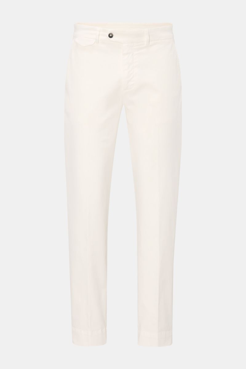 04651/ A trip in a bag Baumwollhose 'Flex' creme, frontale Ansicht, knöchellang, tapered Fit, Popeline mit Stretch, Taschen mit Patte, Bundknopf.