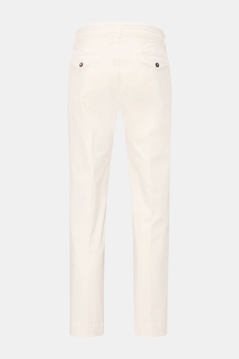 Rückansicht der cremefarbenen 04651/ A trip in a bag Baumwollhose 'Flex' mit Tapered Fit, Popeline, Stretch, Gesäßtaschen und Uhrentasche.
