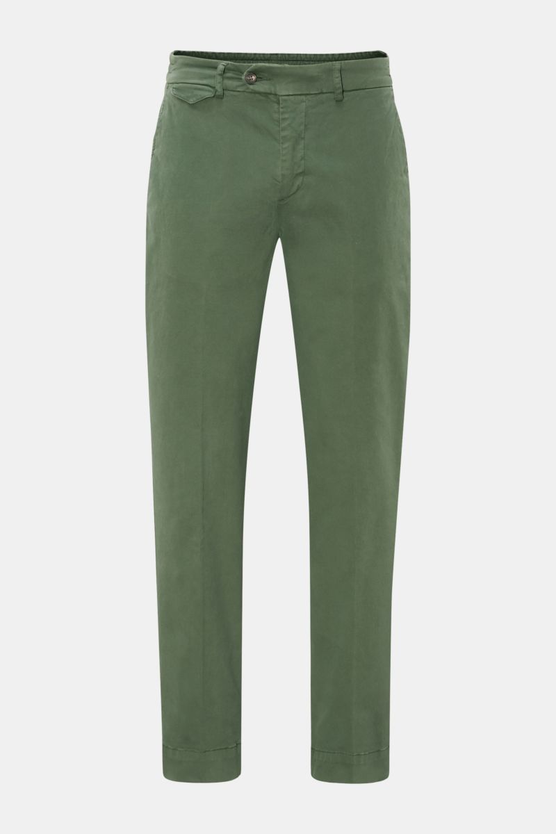 04651/ A trip in a bag Baumwollhose 'Flex' grün, knöchellang, tapered Fit, Popeline mit Stretch, frontale Ansicht, Uhrentasche, französische und geknöpfte Gesäßtaschen.