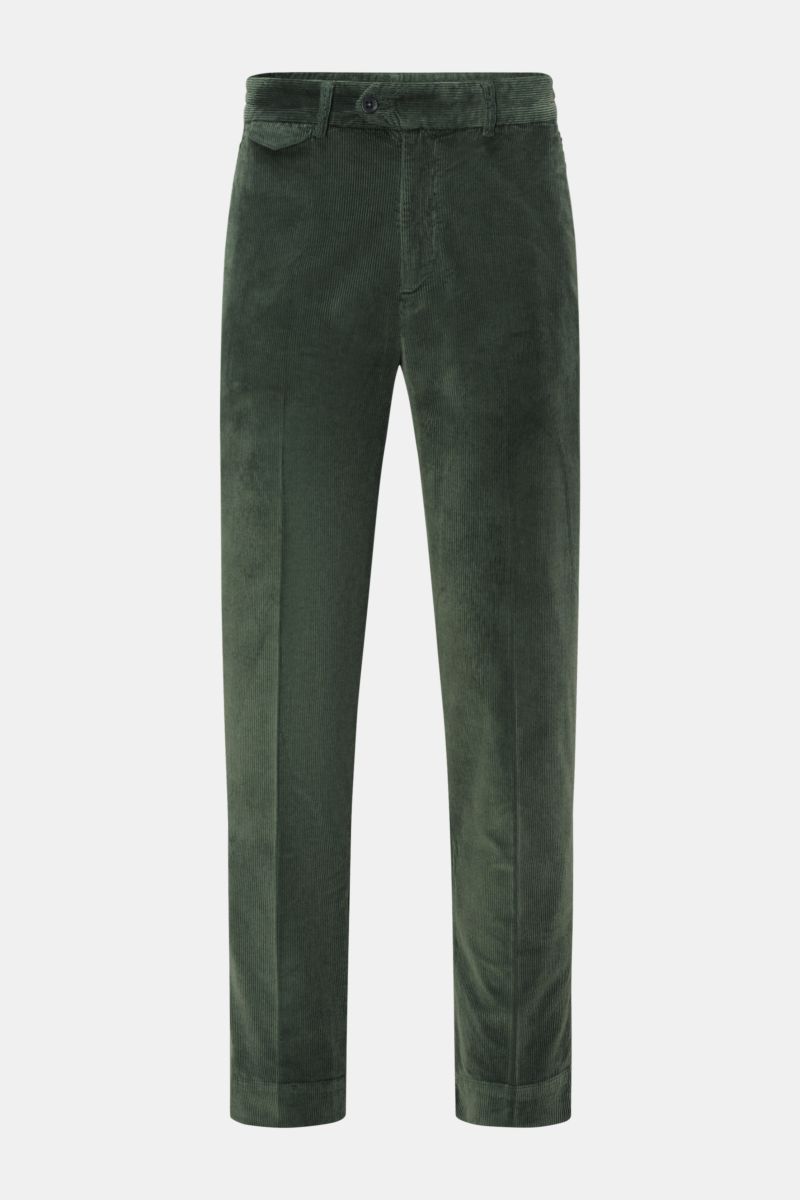 04651/ A trip in a bag Cordhose grün aus Baumwoll-Modal-Cord, slim fit, knöchellang mit teilelastischem Bund, Taschen, Reißverschluss, frontal fotografiert.