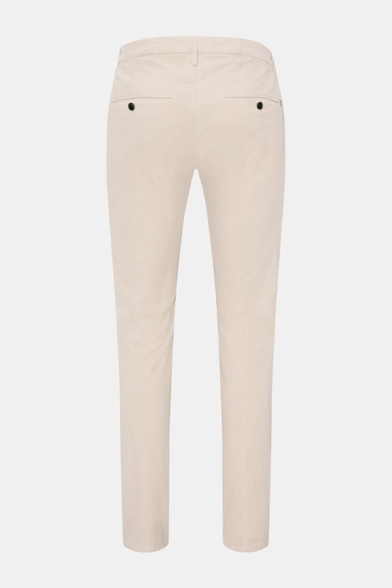 Dondup Cordhose 'Gaubert' creme, feiner Baumwoll-Cord mit leichtem Stretch, Slim Fit, schmal zulaufend, Rückansicht mit Taschen und Metallinitial.