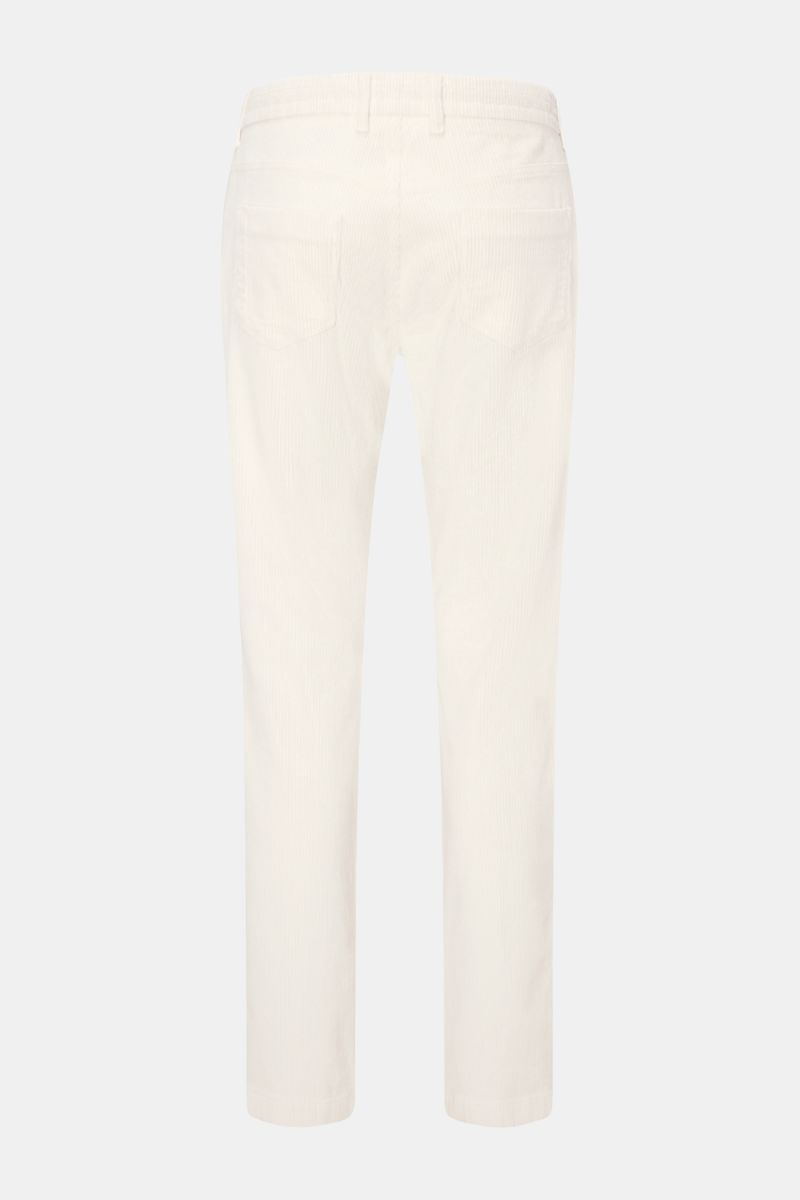 Ace Denim Cord-Jogpants offwhite, hinten fotografiert, Slim Fit Cordhose aus reiner Baumwolle mit weichem Griff, Bundknopf, Reißverschluss, elastischem Tunnelzug, französischen Taschen und schmal zulaufend.