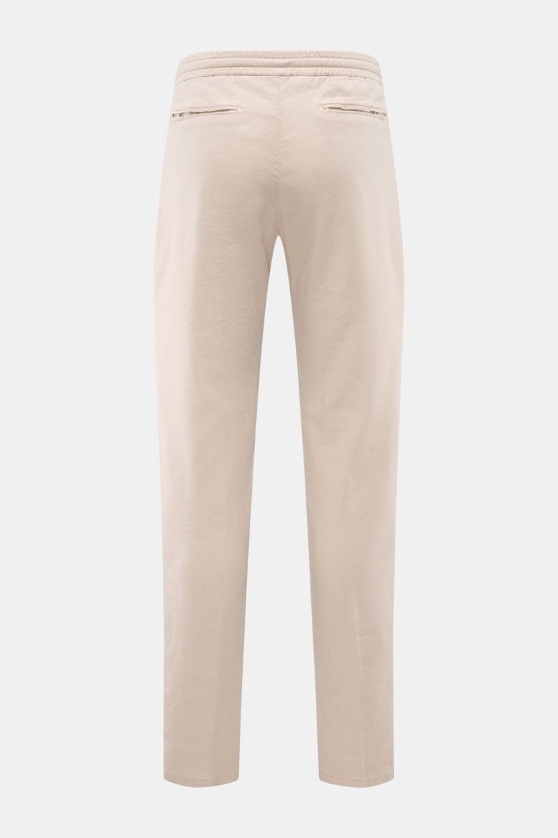 Marco Pescarolo Jogpants 'Caracciolo' beige, Rückansicht, leichte Leinen-Mischung, elastischer Bund, schmal zulaufend, mit Reißverschluss und Bundknopf.