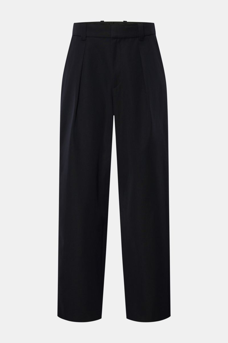 Front view of A.P.C. Hose 'Renato' dark navy trousers in wool and microfiber blend, tapered fit, high waist, ankle length. Stilvoller Klassiker: Die Hose 'Renato' von A.P.C. wird mit ihrem eleganten Design zum unverzichtbaren Essential in Ihrer Garderobe.