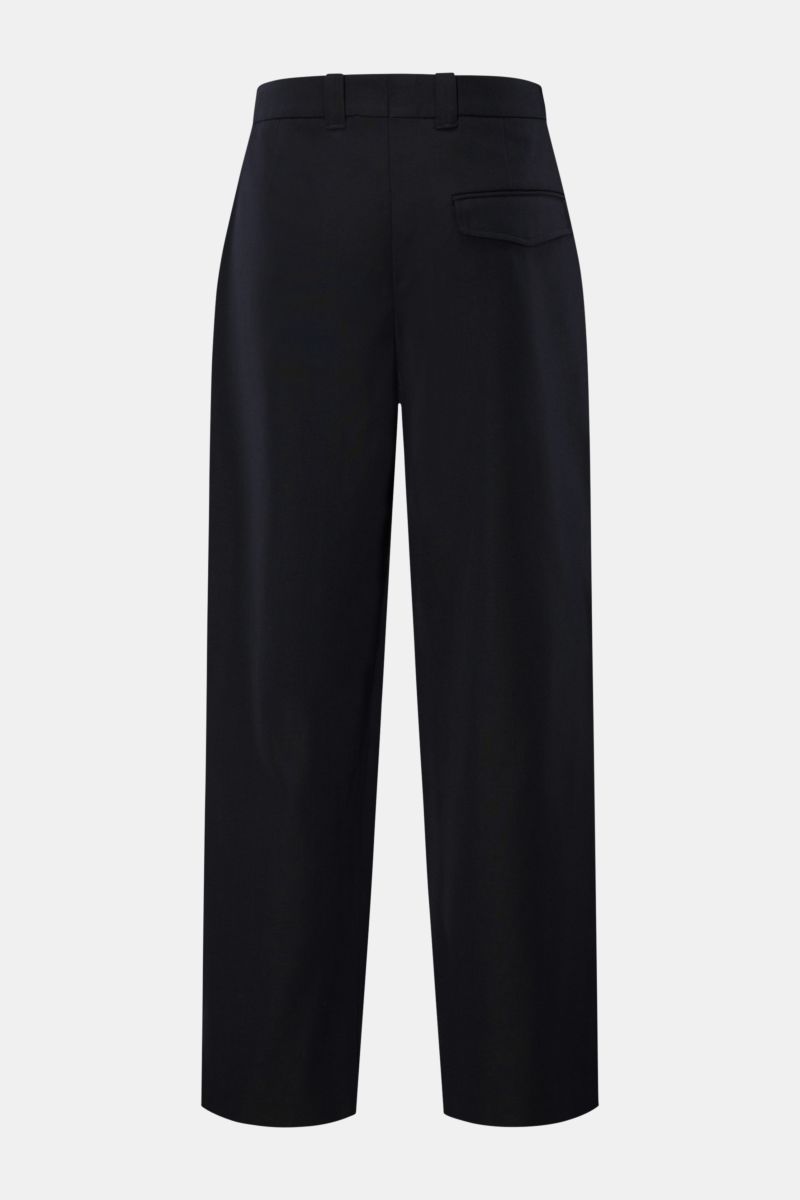 A.P.C. Hose 'Renato' dark navy shown from the back, featuring a high waistband with belt loops, a single flap back pocket, and a tapered fit. Stilvoller Klassiker: Die Hose 'Renato' von A.P.C. wird mit ihrem eleganten Design zum unverzichtbaren Essential 