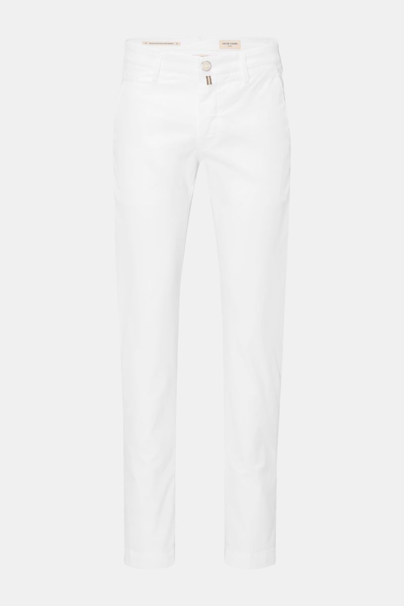 Jacob Cohen Chino 'Bobby' weiß, frontale Aufnahme, schmal zulaufend, Baumwoll-Twill mit Stretch, Slim Fit, niedrige Bundhöhe, französische Taschen.
