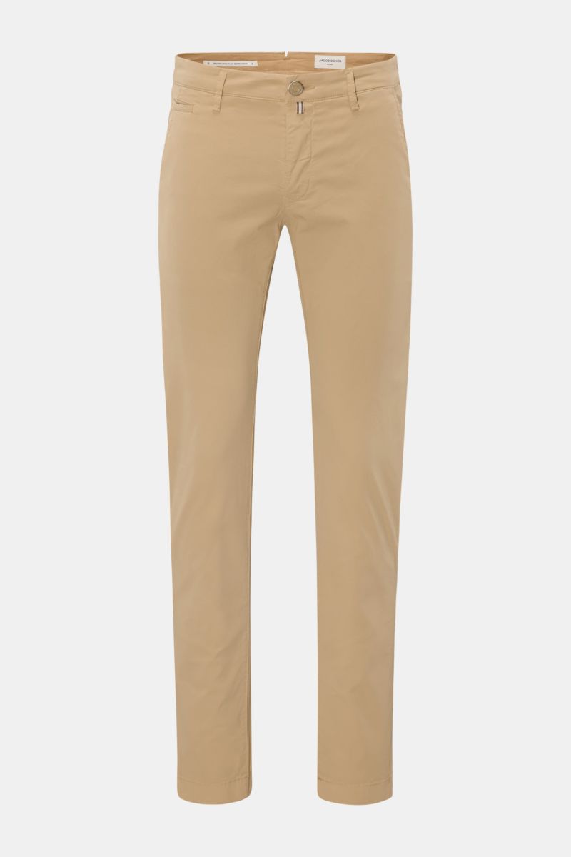 Jacob Cohen Chino 'Bobby' beige, Slim Fit Baumwollhose mit Stretch, schmal zulaufend, französische Taschen, Reißverschluss, Bundknopf, frontal fotografiert.
