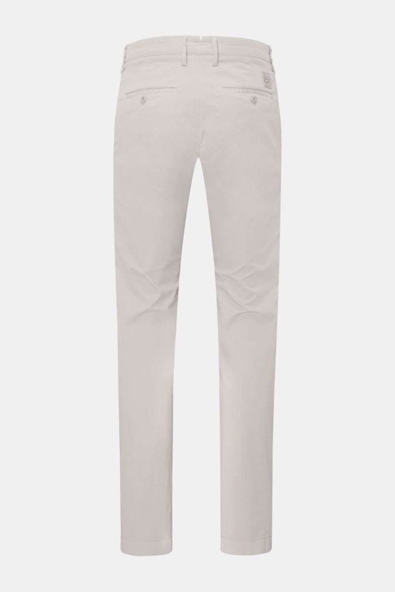 Jacob Cohen Chino 'Bobby' hellgrau, schmal zulaufend, Baumwoll-Twill mit Stretch, Rückansicht mit Knöpfen, französischen Taschen, Slim Fit