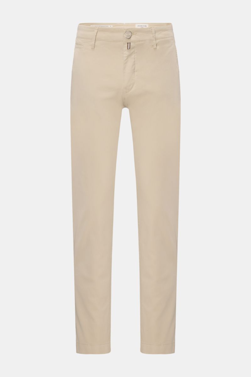 Jacob Cohen Chino 'Bobby' beige, schmaler Schnitt, Baumwoll-Twill mit Stretch, Reißverschluss, Bundknopf, französische Taschen, frontal fotografiert.