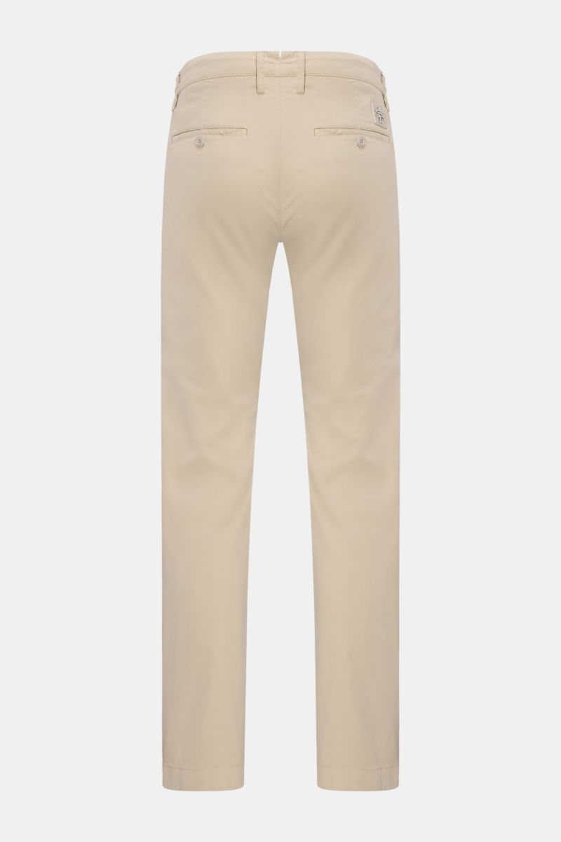 Jacob Cohen Chino 'Bobby' beige, Rückansicht, schmal zulaufend, Baumwoll-Twill mit Stretch, französische Taschen, Knopf-Gesäßtaschen, kleines Leder-Patch.