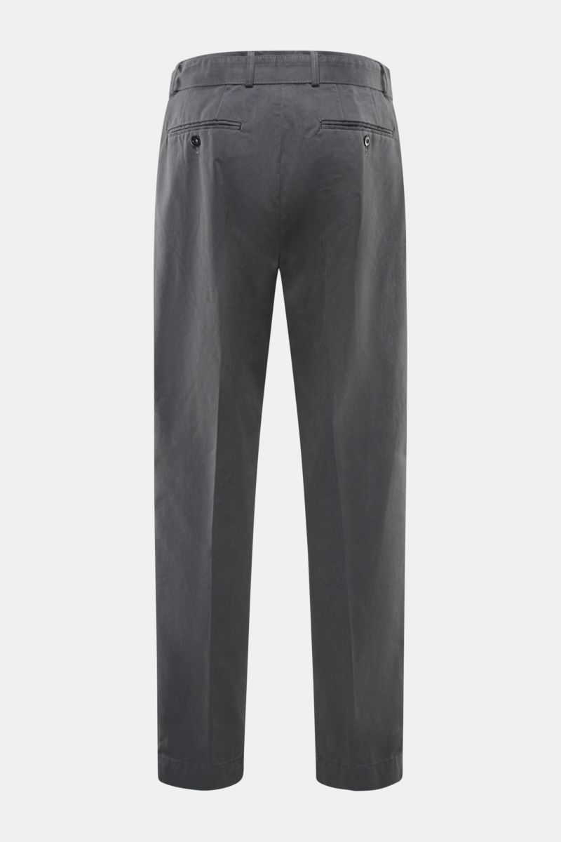 Rear view of Officine Générale Chinos dark grey in soft, garment-dyed pure cotton twill with tapered fit, double pleats, belt loops, button fly, side and back buttoned pockets.

Parisian nonchalance at its most stylish: 