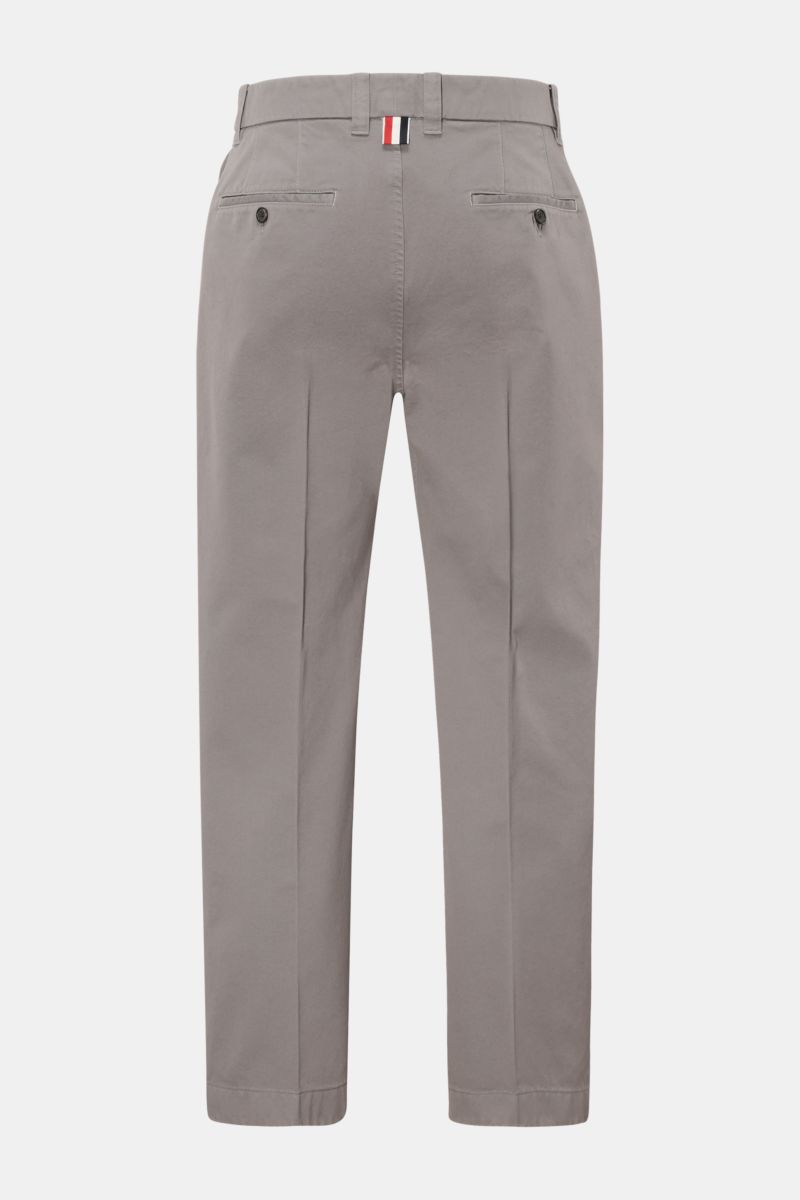 Rückansicht der Thom Browne Chino grau aus schwerem Baumwoll-Twill mit Tapered Fit, paspelierten Gesäßtaschen und französischen Taschen.