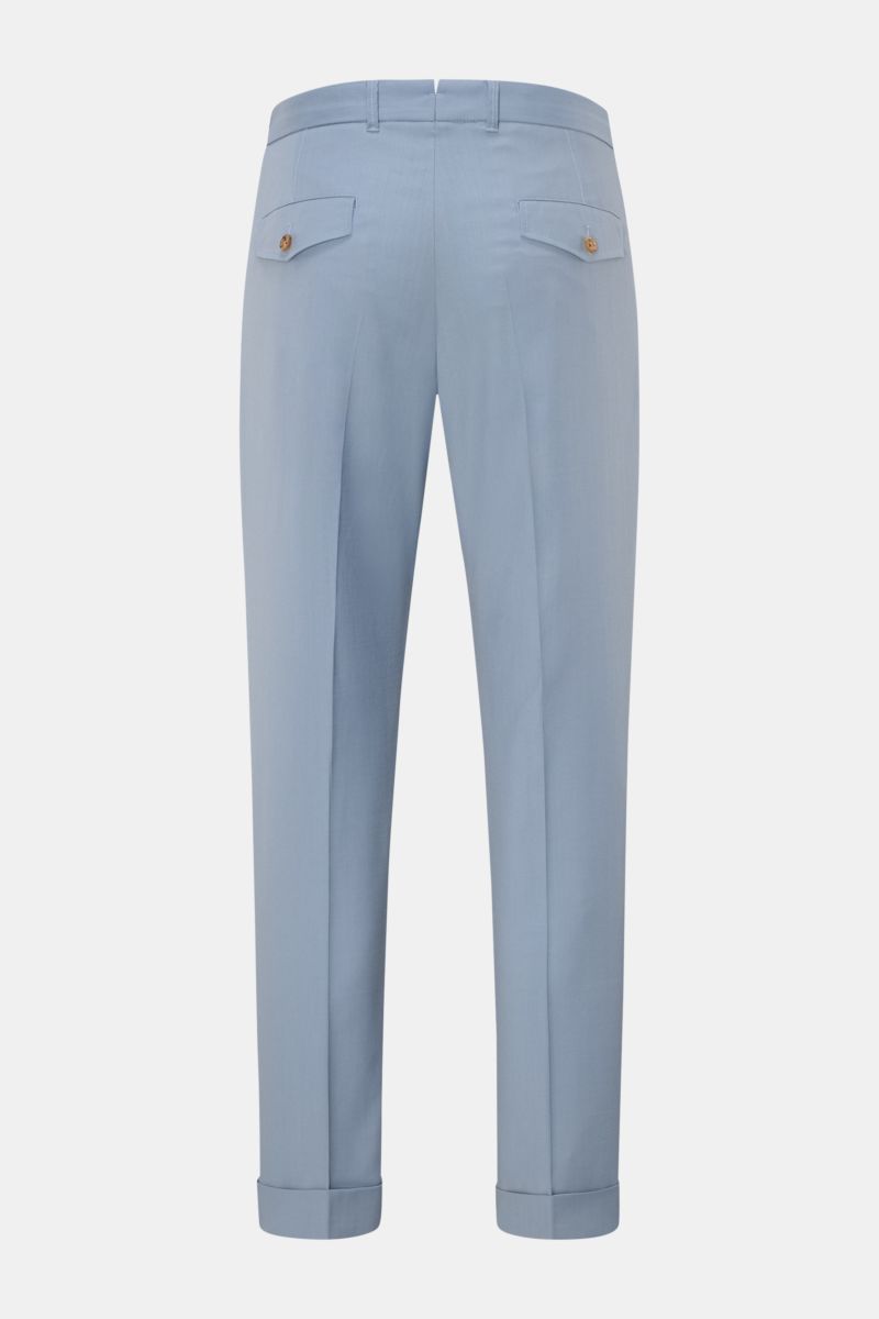 Rückansicht der Windsor Wollhose 'Sapo' rauchblau mit doppelter Bundfalte, knöchellang, französischen Taschen und fixiertem Saumaufschlag.