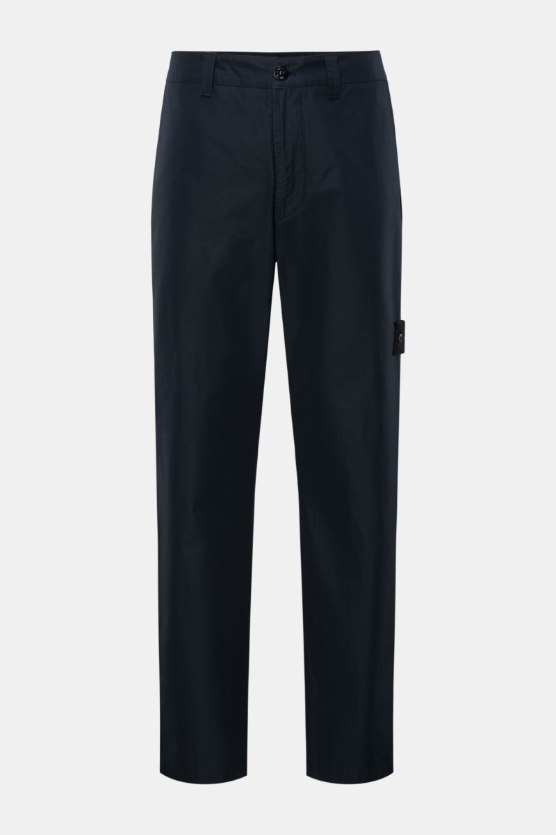 Stone Island Cargohose 'Ghost Piece' navy, frontale Ansicht, knöchellang, Baumwoll-Twill, Tapered Fit, französische Taschen, tonales Kompass-Badge.