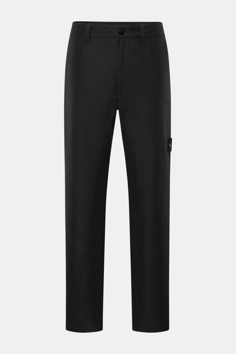 Stone Island Cargohose 'Ghost Piece' schwarz, frontal fotografiert, knöchellang, Baumwoll-Twill, tapered Fit, tonales Kompass-Badge, Cargotasche am Oberschenkel.