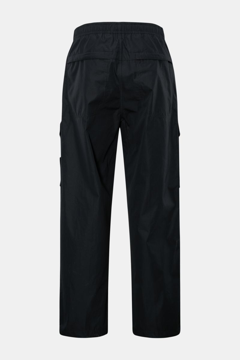 Stone Island Cargohose 'Ghost Piece' dark navy, Rückansicht, loose fit Cargohose aus robustem, garment dyed Baumwollpopeline mit elastischem Bund, Cargotaschen, tonalem Kompass-Badge und regulierbaren Beinabschlüssen.