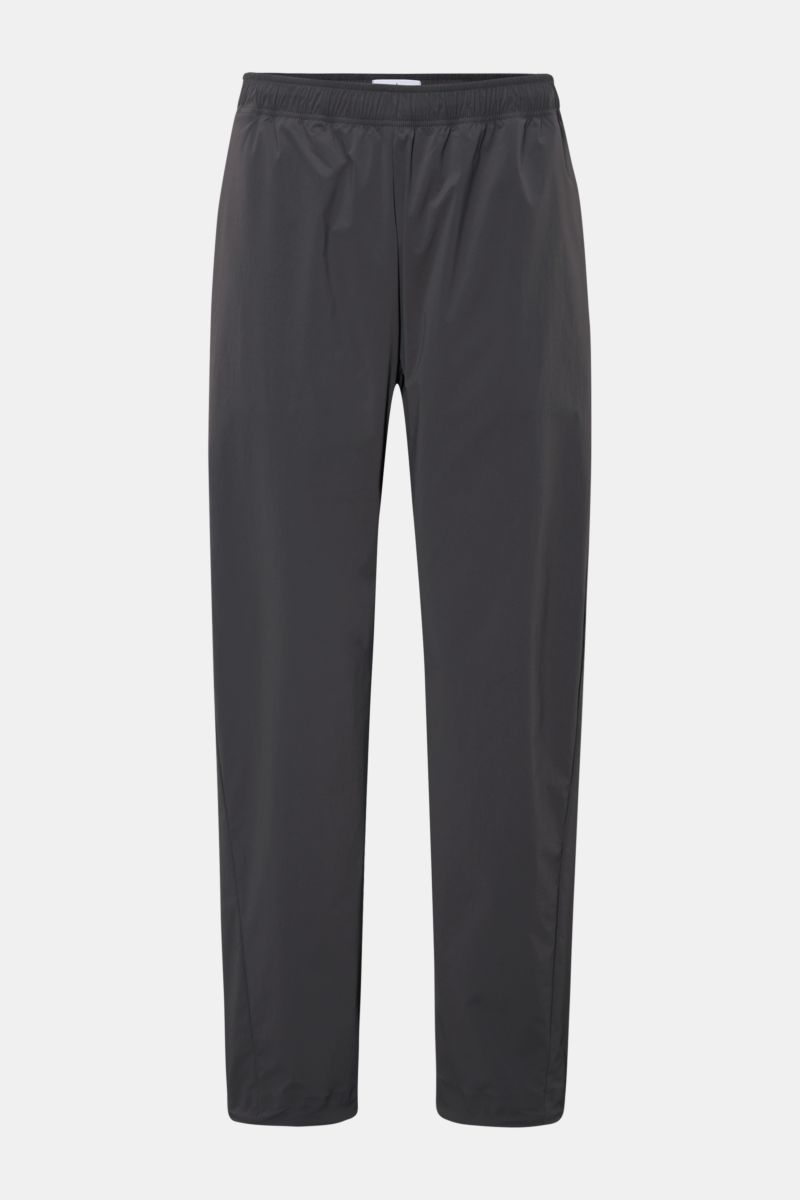 Stone Island Hose 'Stellina' dunkelgrau, frontale Aufnahme, leichte Microfaser, elastischer Bund, Taschen, Knöchellang, Stern-Stitching, Tapered Fit.