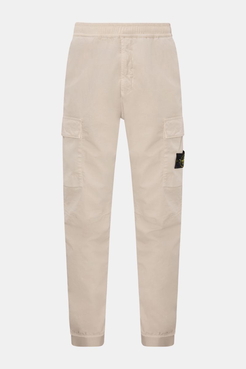 Stone Island Cargo-Jogpants 'Regular Tapered' sand, frontale Ansicht, Bio-Baumwolle, elastischer Bund, Cargo- und Gesäßtaschen, Kompass-Badge.