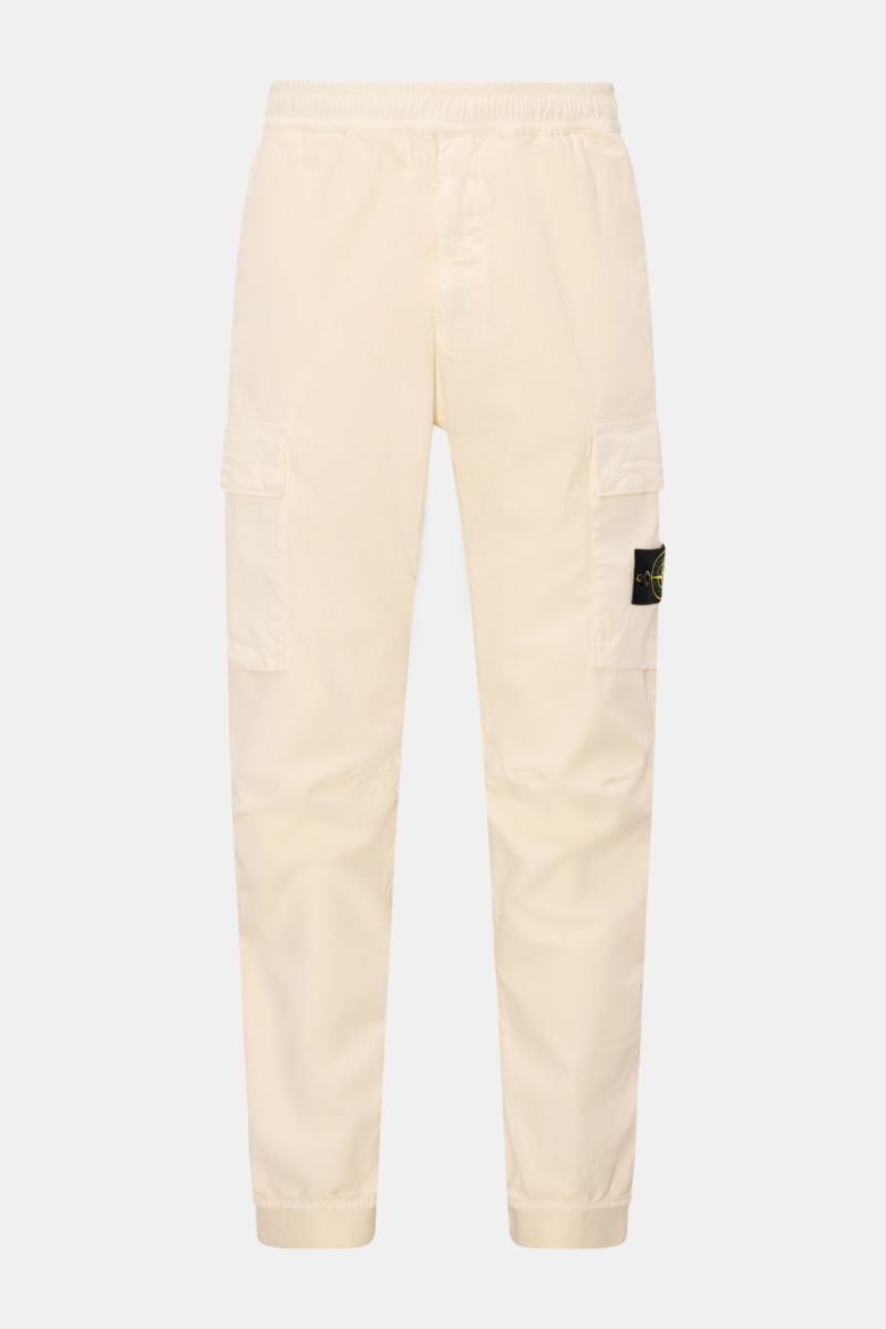 Stone Island Cargo-Jogpants 'Regular Tapered' creme, frontale Ansicht, aus elastischer Bio-Baumwolle mit Cargo- und Seitentaschen, Kompass-Badge.
