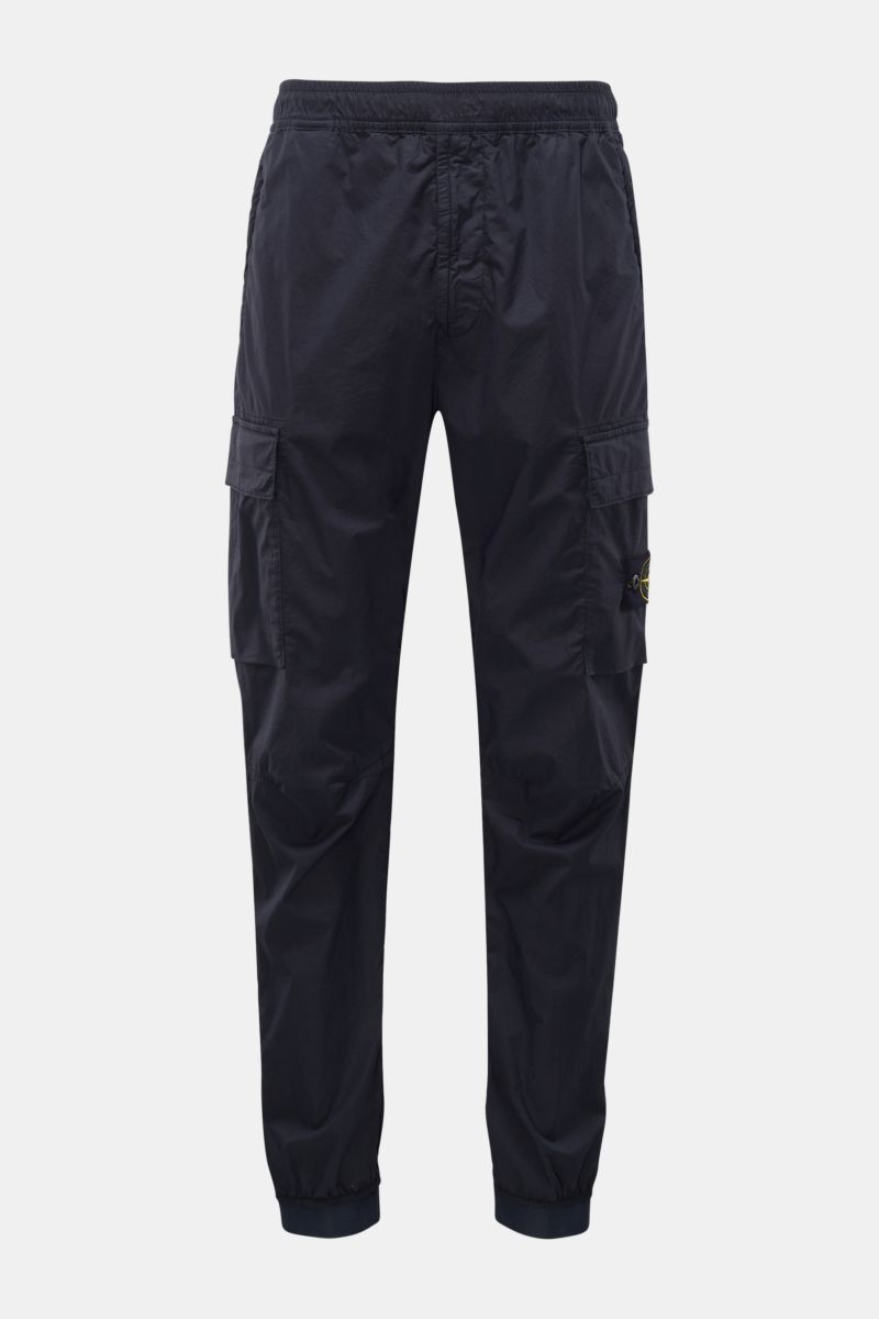 Stone Island Cargo-Jogpants 'Regular Tapered' navy, frontale Ansicht, elastische Baumwolle, Cargo- und Gesäßtaschen, Kompass-Badge am Bein, elastischer Bund und Beinabschlüsse.
