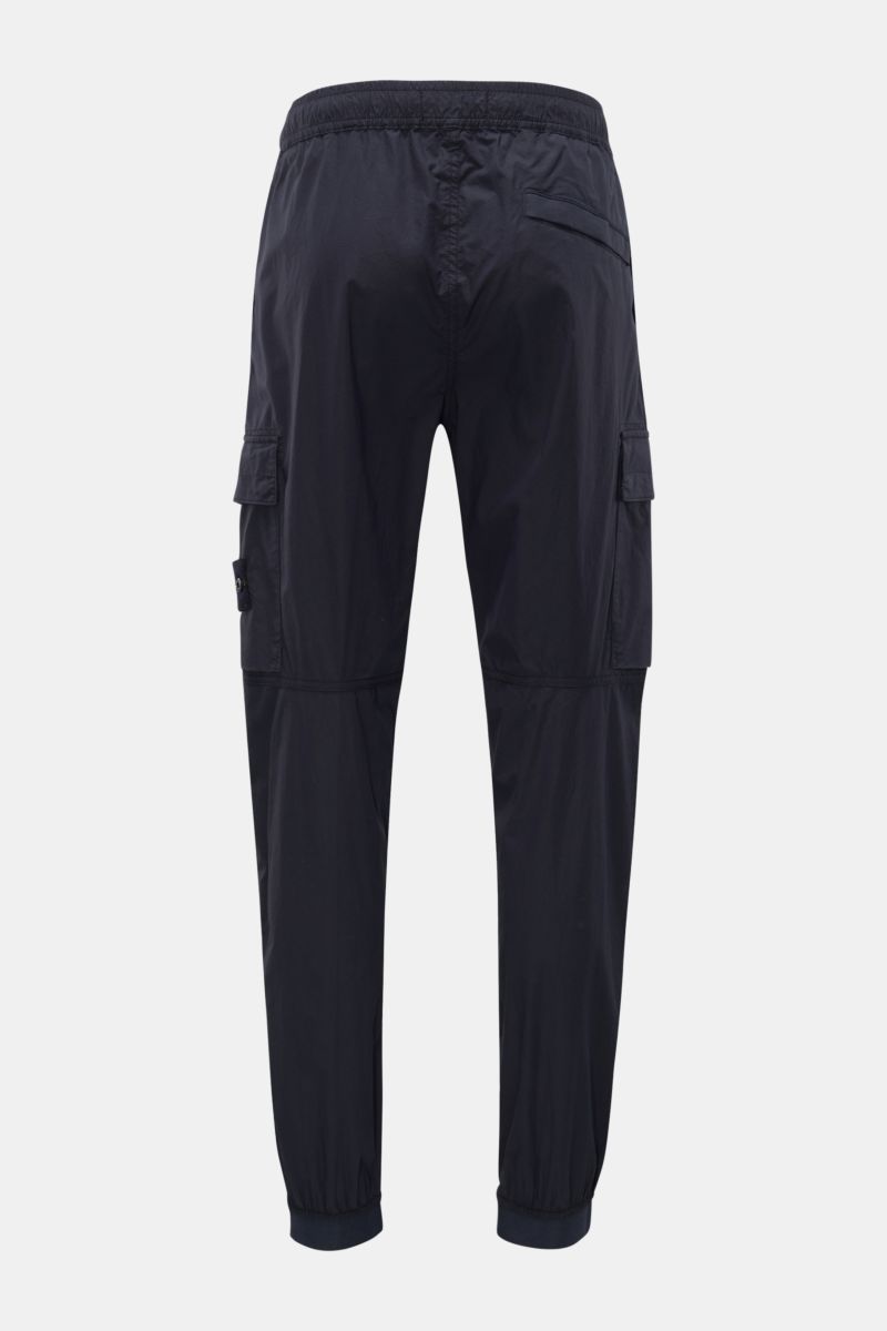 Stone Island Cargo-Jogpants 'Regular Tapered' navy, Rückansicht, Baumwolle mit Stretch, elastischer Bund, Cargo- und Gesäßtaschen, Knie-Abnäher, elastische Beinabschlüsse.