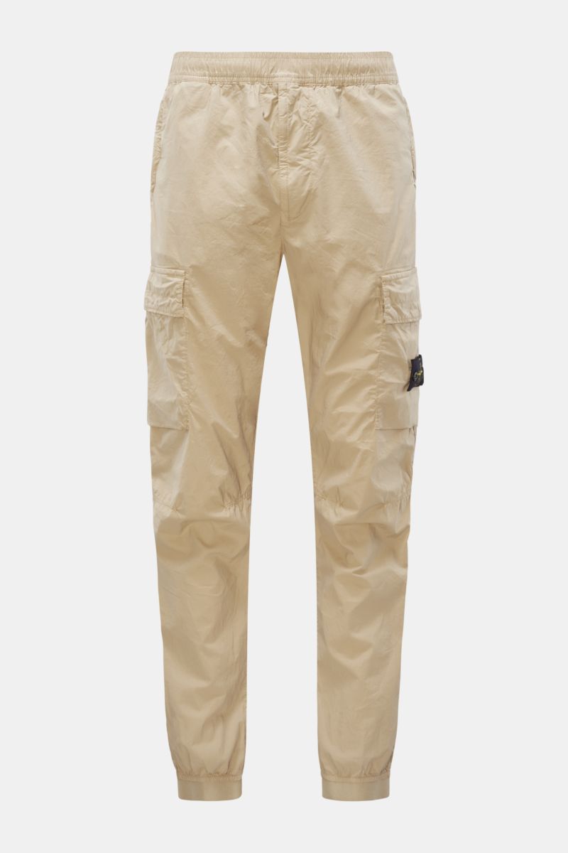 Stone Island Cargo-Jogpants 'Regular Tapered' beige, frontale Ansicht, elastische Baumwolle, Cargo-Taschen, Kompass-Badge, elastischer Bund mit Tunnelzug.