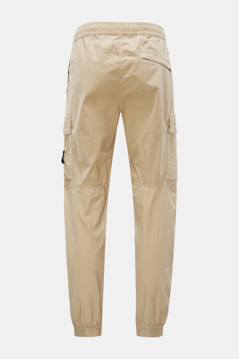 Stone Island Cargo-Jogpants 'Regular Tapered' beige, Rückansicht, elastische Baumwolle, kurze Passform, Cargo- und Gesäßtaschen, Kompass-Badge.