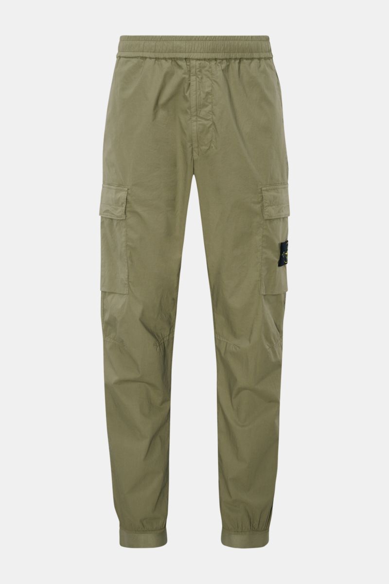 Stone Island Cargo-Jogpants 'Regular Tapered' oliv, frontale Nahaufnahme, Baumwolle, elastischer Bund, Cargo- und Seitentaschen, Kompass-Badge.