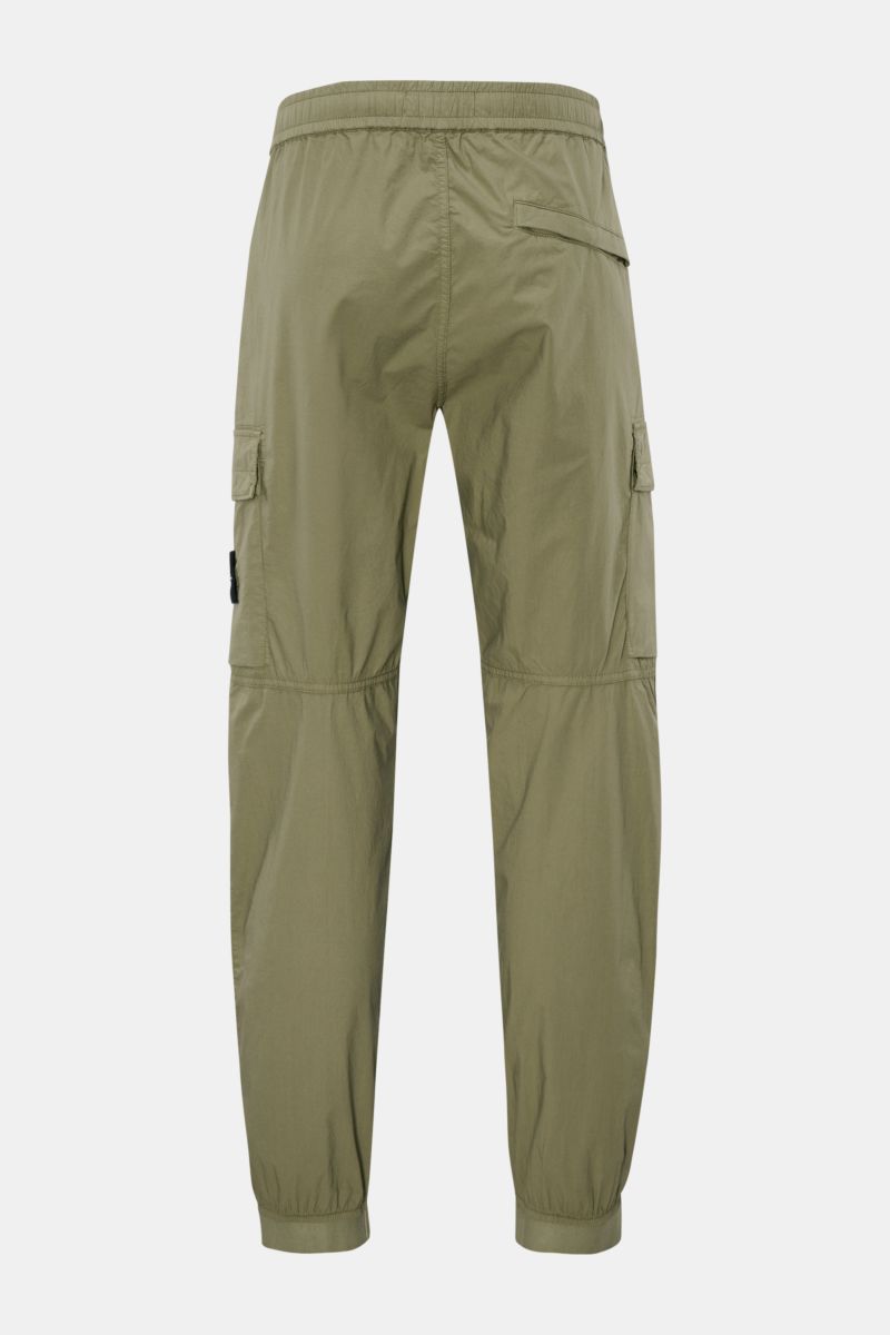 Stone Island Cargo-Jogpants 'Regular Tapered' oliv, Rückansicht, elastische Baumwolle, Cargo- und Gesäßtasche mit Druckknopf, elastischer Bund und Beinabschluss.